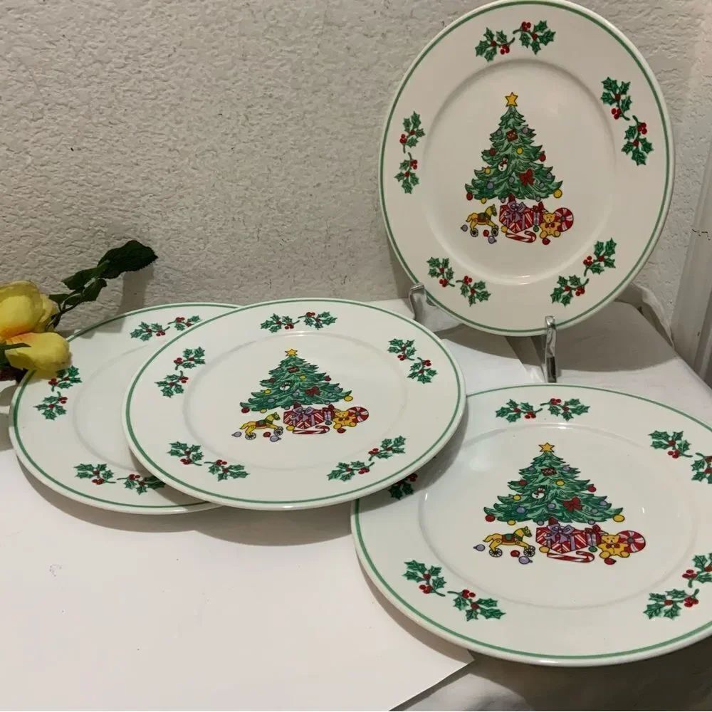 4 Gibson Noel Morning Dinner Plates Christmas Tree & Holly Berry Design 10.5”G12